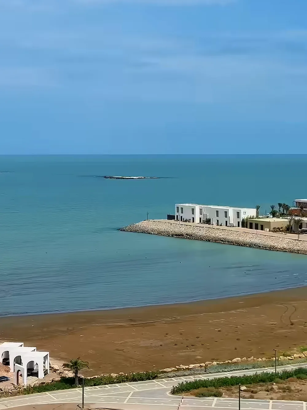 Вид со стройки Palazzo del Mare на море, август 2025