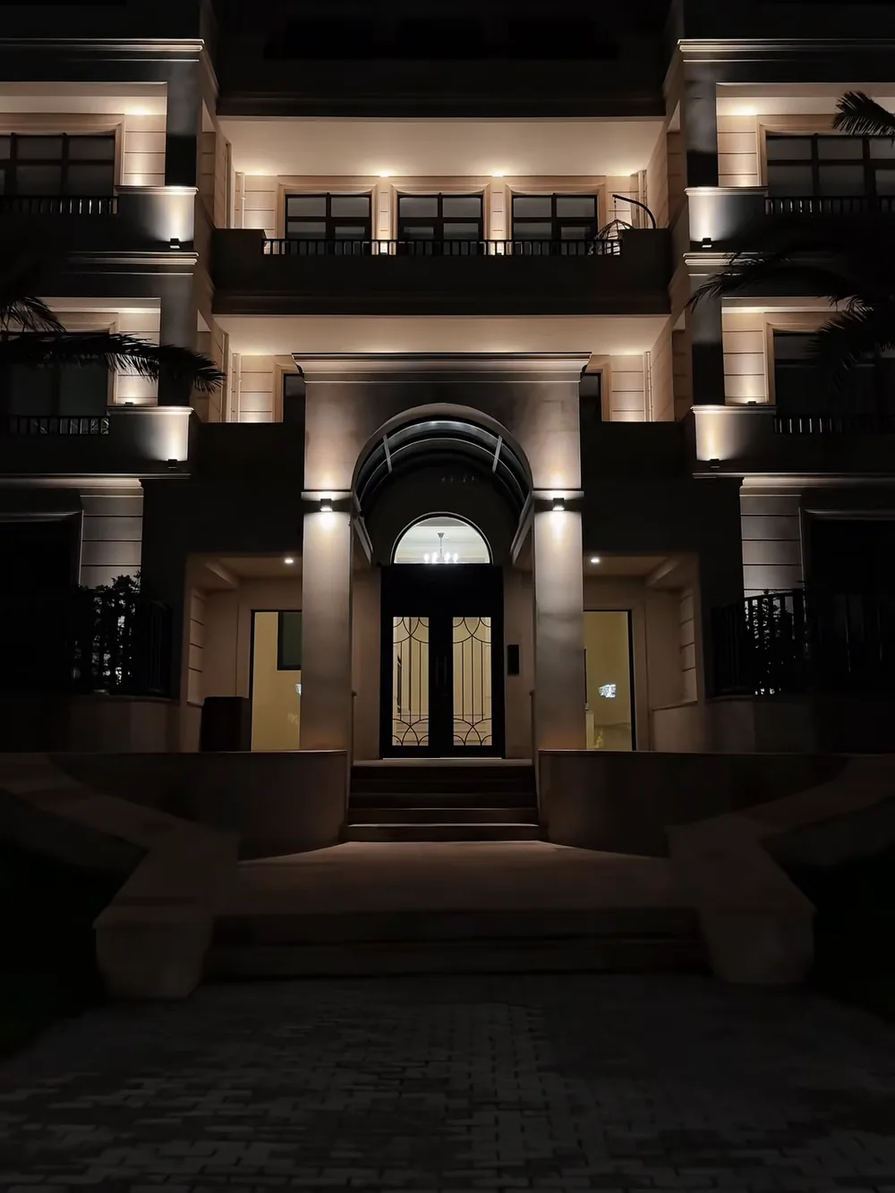 Palazzo Del Vita: подсвеченный вход с аркой