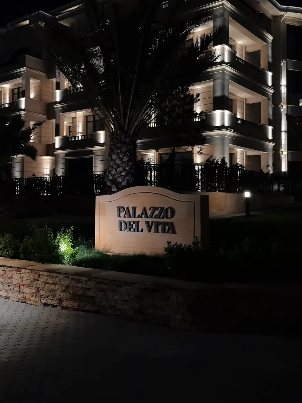 Табличка «Palazzo Del Vita» вечером, 2026